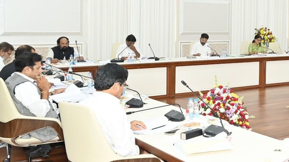 తెలంగాణ క్యాబినెట్ విస్తరణ: కేబినెట్ కేబినెట్ ఆశలు - ఆ జిల్లా నేతల నేతల ప్రయత్నాలు ..?