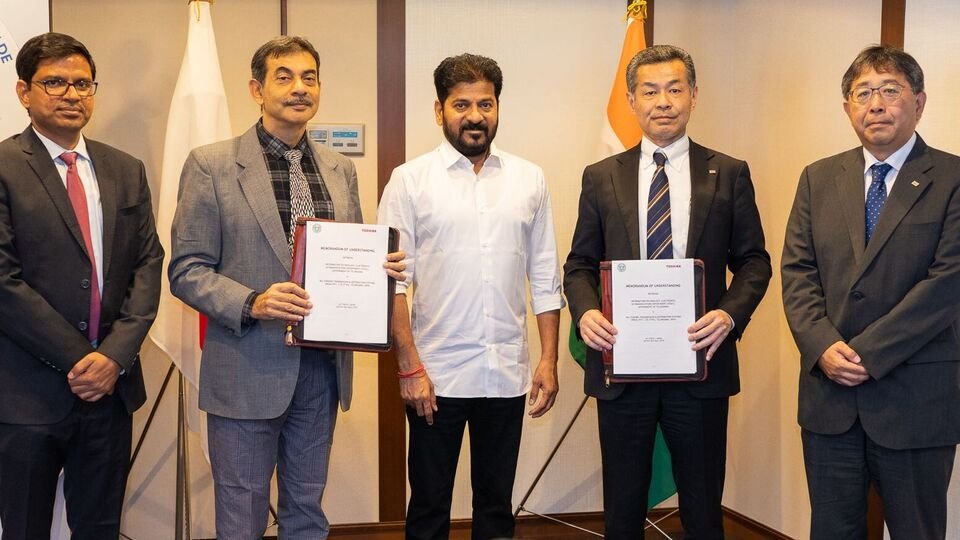 తెలంగాణలో 'తోషిబా' కొత్త కొత్త -. 562 కోట్లతో పెట్టుబడికి పెట్టుబడికి ఒప్పందం- తోషిబా గ్రూప్ సిగ్నస్ ఒప్పందం తెలంగాణ ప్రభుత్వంతో ఒప్పందం కుదింపు జిల్లాలోని రుద్రరం వద్ద కొత్త ఫ్యాక్టరీని ఏర్పాటు చేయడానికి, తెలంగాణ తెలంగాణ తెలంగాణ