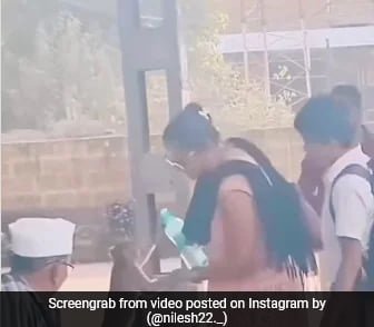 దాహం ఉన్న మంకీ వైరల్ కు నీరు అందించే మహిళ యొక్క హృదయపూర్వక వీడియో