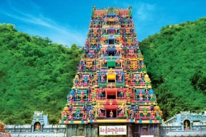 దుర్గా టెంపుల్ ల్యాండ్స్: చట్టంలో అవకాశం అవకాశం చేయాల్సిందే .. పెద్ద సారు పేరుతో పేరుతో దేవాదాయశాఖ అధికారులకు ఒత్తిళ్లు ..