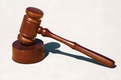 నకిలీ పిల్లల లైంగిక వేధింపుల కేసును దాఖలు చేయమని కుమార్తెను బలవంతం చేసినందుకు కోర్టుకు వ్యతిరేకంగా కోర్టు ఆదేశిస్తుంది