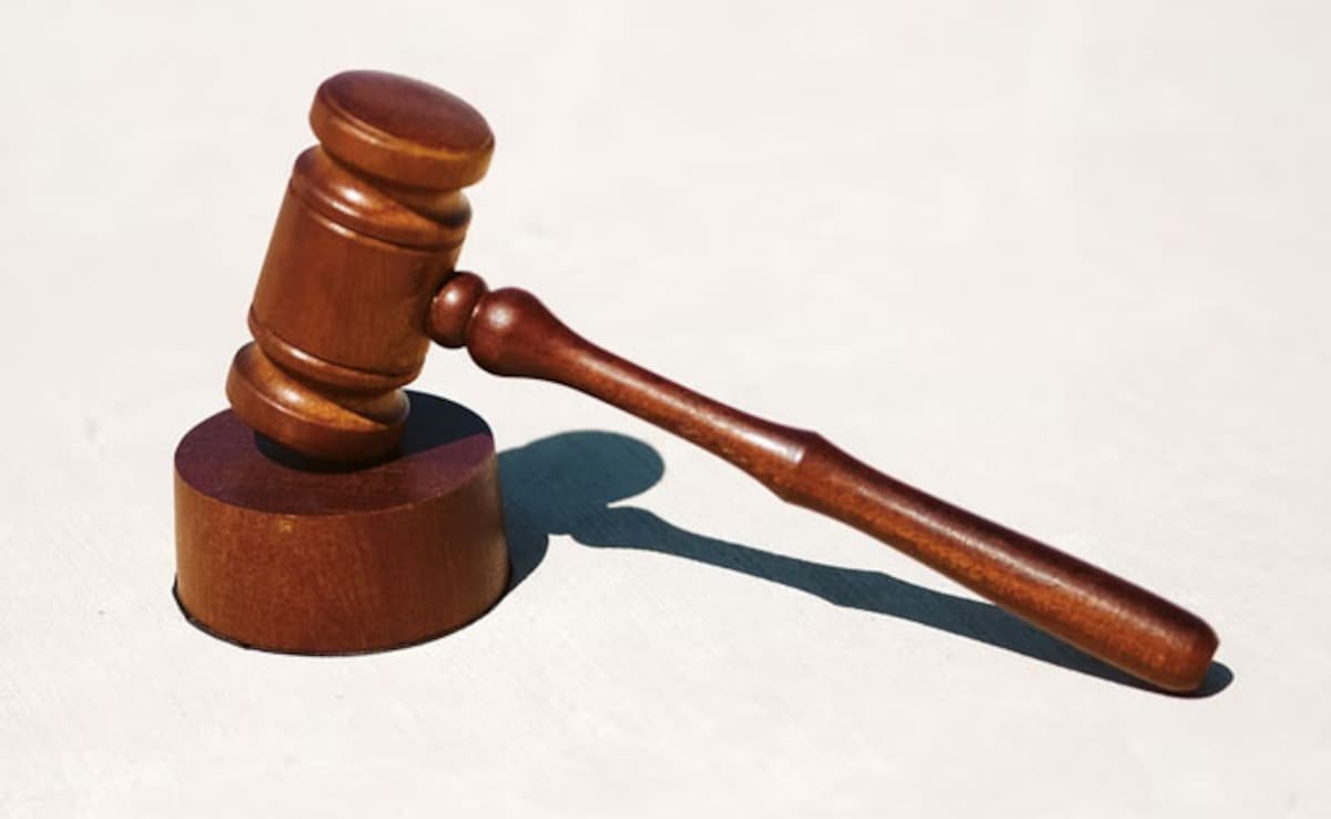 నకిలీ పిల్లల లైంగిక వేధింపుల కేసును దాఖలు చేయమని కుమార్తెను బలవంతం చేసినందుకు కోర్టుకు వ్యతిరేకంగా కోర్టు ఆదేశిస్తుంది