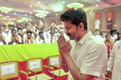 నటుడు విజయ్ సమస్యాత్మక జలాల్లో చేపలు పట్టాడు, కట్చతివూ తిరిగి పొందాలని పిలుపునిచ్చారు