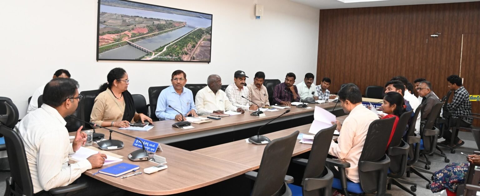 నిర్దేశిత సమయంలో అభివృద్ధి పనులు పూర్తి కావాలి