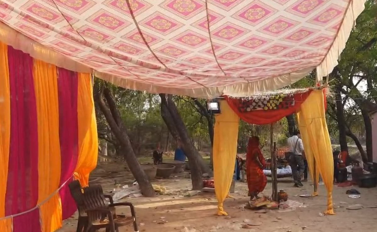 పన్నీర్ సేవ చేయకపోవడంపై కలత చెందాడు, మనిషి వివాహ అతిథులపై బస్సును నడుపుతాడు