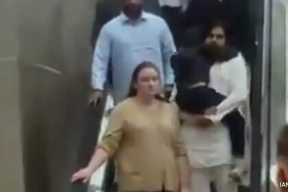 పవన్ కళ్యాణ్ సింగపూర్ నుండి తిరిగి వస్తాడు
