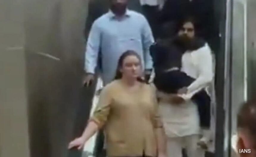 పవన్ కళ్యాణ్ సింగపూర్ నుండి తిరిగి వస్తాడు