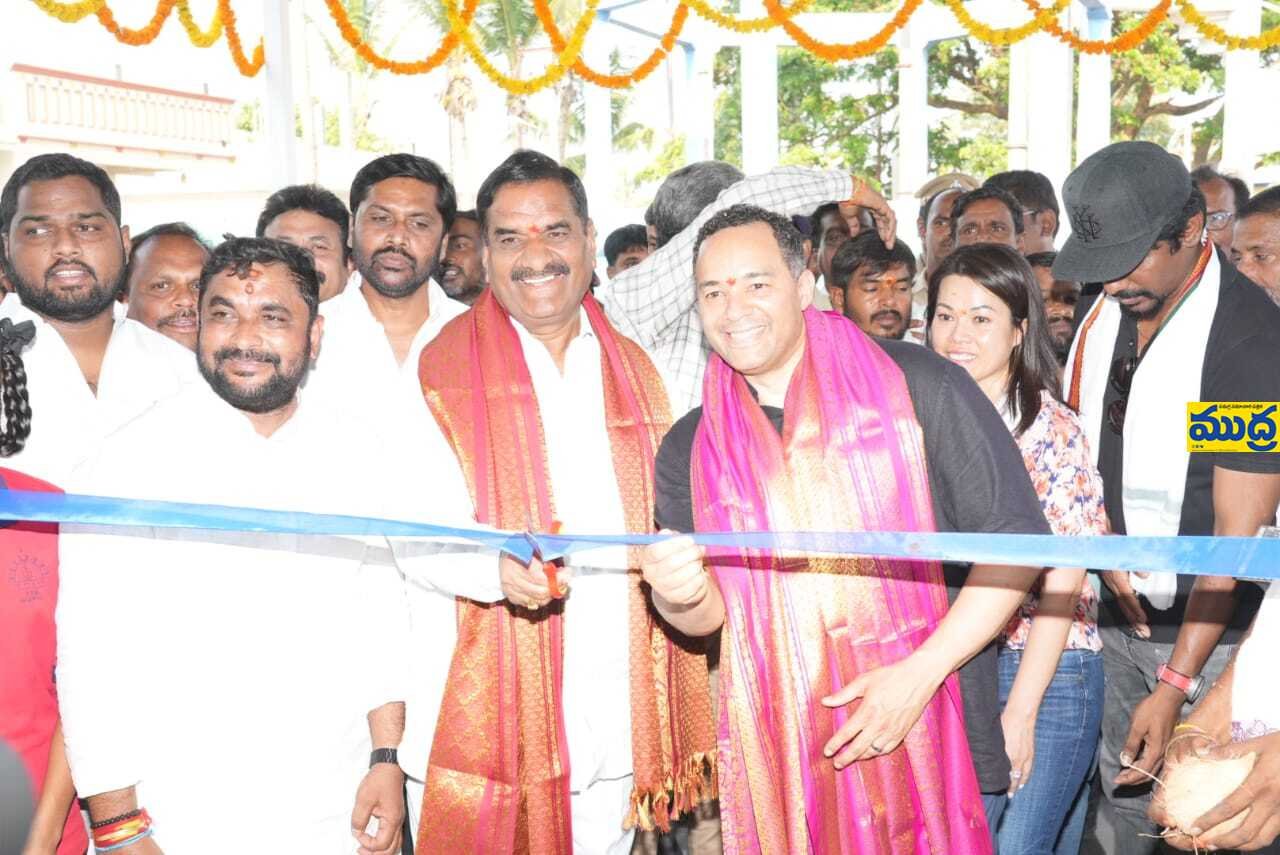 పేద విద్యార్థులకు కార్పొరేట్ కంపెనీల సేవలు ప్రశంసనీయం