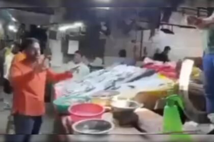 ప్రసిద్ధ Delhi ిల్లీ ఫిష్ మార్ట్ పక్కన ఉన్న ఆలయంపై బిజెపి వర్సెస్ వ్యతిరేకత