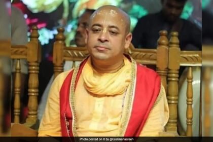 బంగ్లాదేశ్ సుప్రీంకోర్టు ఆదేశాలు హిందూ సన్యాసి చిన్మోయ్ దాస్‌కు బెయిల్‌పై ఉంటాయి