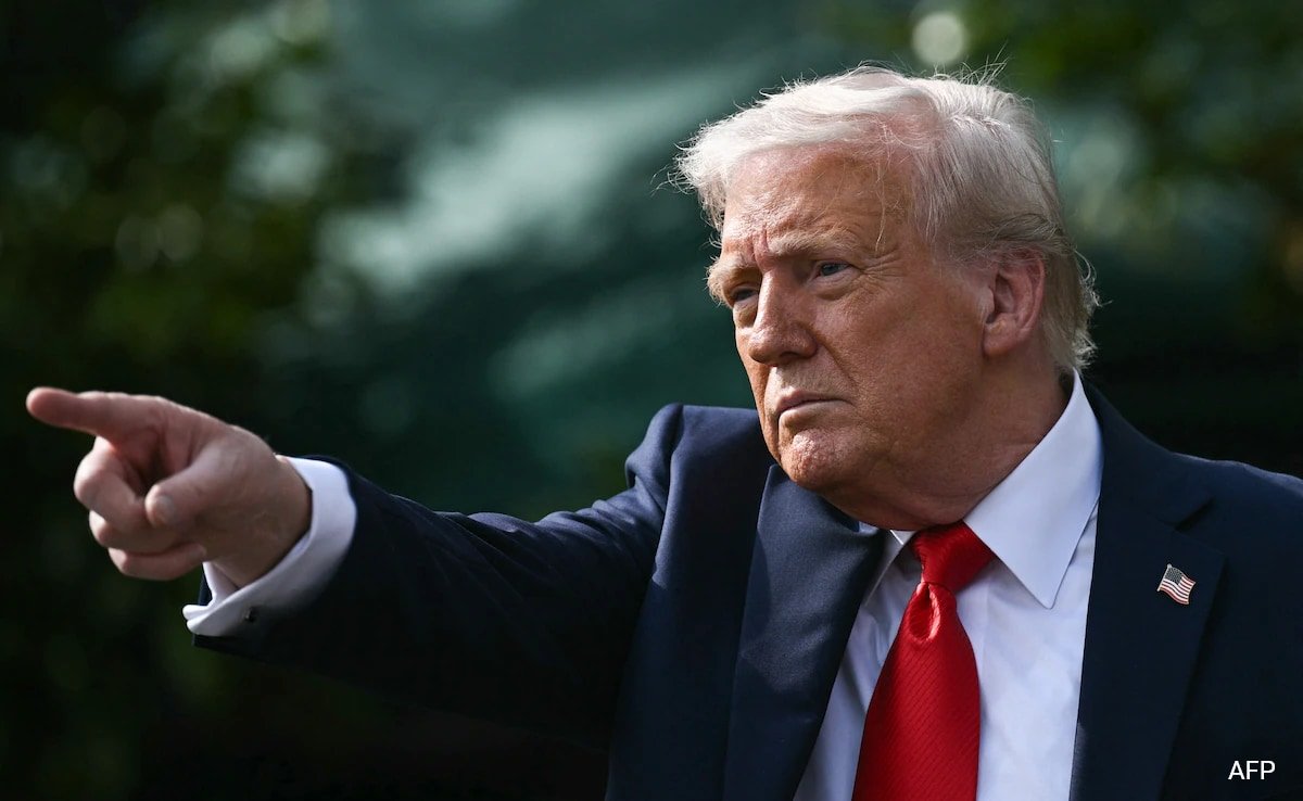 బహిష్కరణ వరుసను తీవ్రతరం చేస్తున్నందున ట్రంప్ "బలహీనమైన, పనికిరాని" న్యాయమూర్తులను కొట్టారు