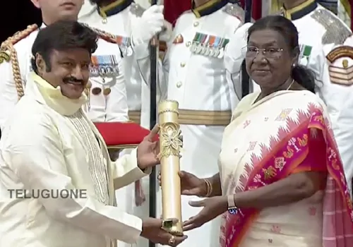 భారత రాష్ట్రపతి చేతుల చేతుల మీదుగా 'పద్మభూషణ్‌' పురస్కారాన్ని అందుకున్న నందమూరి నందమూరి!