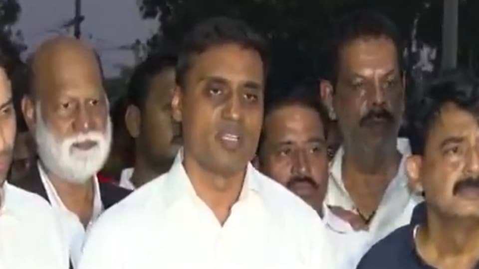మద్యం కేసులో 8 గంటల గంటల పాటు మిథున్ రెడ్డిని విచారించిన సిట్ సిట్, తప్పుడు కేసులు పెట్టి వేధిస్తున్నారని ఆరోపణ