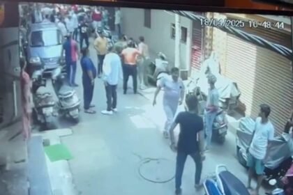 మనిషి, 67, Delhi ిల్లీ ఇంటి వెలుపల దాడి చేశాడు. తరువాత ఆసుపత్రిలో మరణిస్తాడు