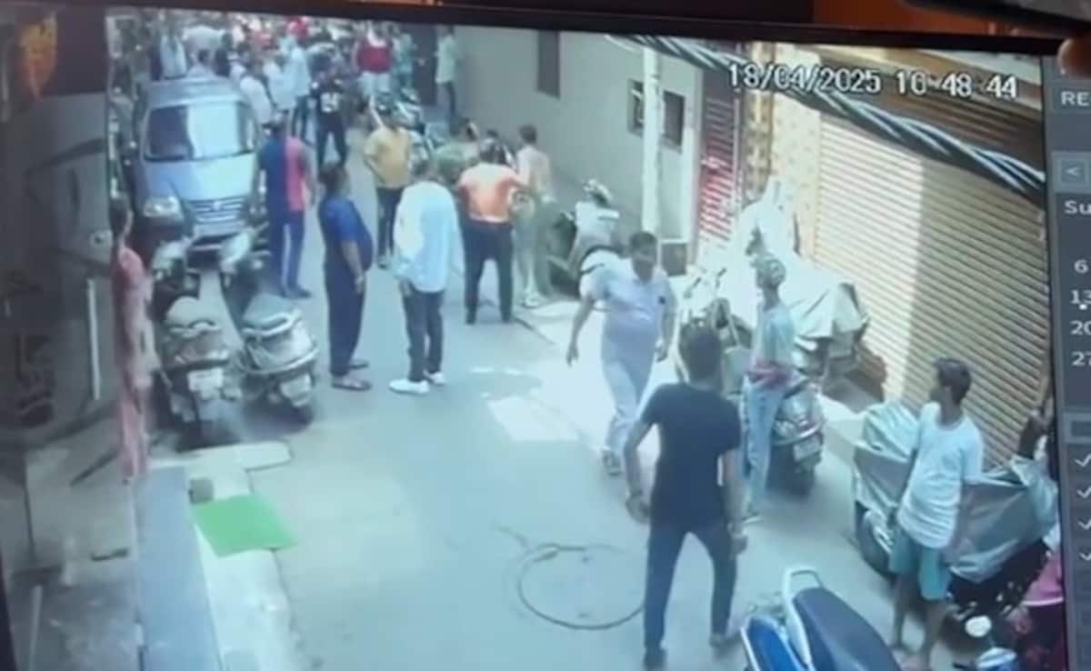 మనిషి, 67, Delhi ిల్లీ ఇంటి వెలుపల దాడి చేశాడు. తరువాత ఆసుపత్రిలో మరణిస్తాడు