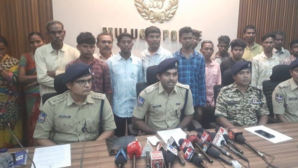 మావోయిస్టు పార్టీకి మరో మరో ..! ఒకేసారి 22 మంది దళ దళ సభ్యులు లొంగుబాటు -22 మావోయిస్ట్ పార్టీ సభ్యులు ములుగు ఎస్పి షబారిష్ ముందు లొంగిపోతారు, తెలంగాణ తెలంగాణ తెలంగాణ