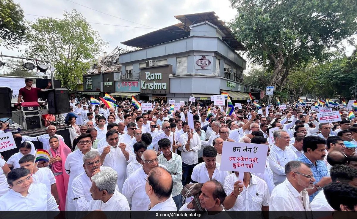 ముంబై సివిక్ బాడీ జైన్ టెంపుల్ కూల్చివేతపై వరుస తర్వాత అధికారికంగా బదిలీ చేస్తుంది