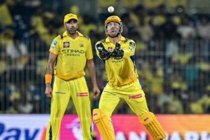"మెదడు పనిచేయడం ఆగిపోయింది?" Ms ధోని, CSK యొక్క 'అనుభవజ్ఞులైన' ఆటగాళ్ళు ఐపిఎల్ vs కెకెఆర్ లో అతిపెద్ద నష్టం తరువాత సావేజ్ ప్రశ్నను ఎదుర్కొంటారు