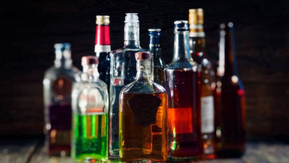 మెరిసేదంతా బంగారం కాదు .. తాగేదంతా తాగేదంతా ప్యూర్, ప్రీమియం లిక్కర్ కాదు కాదు బ్రో .. చూసుకోవాలి చూసుకోవాలి!