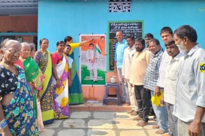 రాష్ట్ర ఐటీ మంత్రి శ్రీధర్ బాబు చిత్రపటానికి క్షీరాభిషేకం క్షీరాభిషేకం