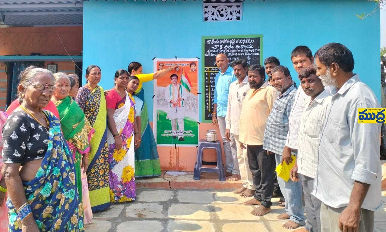 రాష్ట్ర ఐటీ మంత్రి శ్రీధర్ బాబు చిత్రపటానికి క్షీరాభిషేకం క్షీరాభిషేకం