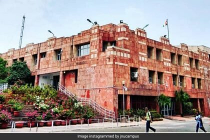 లెఫ్ట్ గెలిచిన 3 కీ పోస్టులు, ఎబివిపి 9 సంవత్సరాల కరువును ముగుస్తుంది