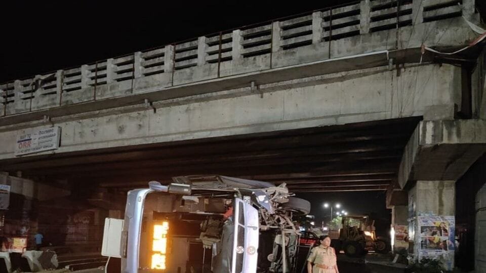 వారంగల్ బస్సు ప్రమాదం: వరంగల్ శివారులో శివారులో ఆర్టీసీ బోల్తా బోల్తా, 15 మందికి తీవ్ర తీవ్ర తీవ్ర