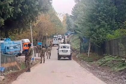 విద్యార్థి, రిటైర్డ్ ఉపాధ్యాయులు, 19 మందిలో న్యాయవాది జె & కె దాడిపై వ్యాఖ్యల కోసం అరెస్టు చేశారు