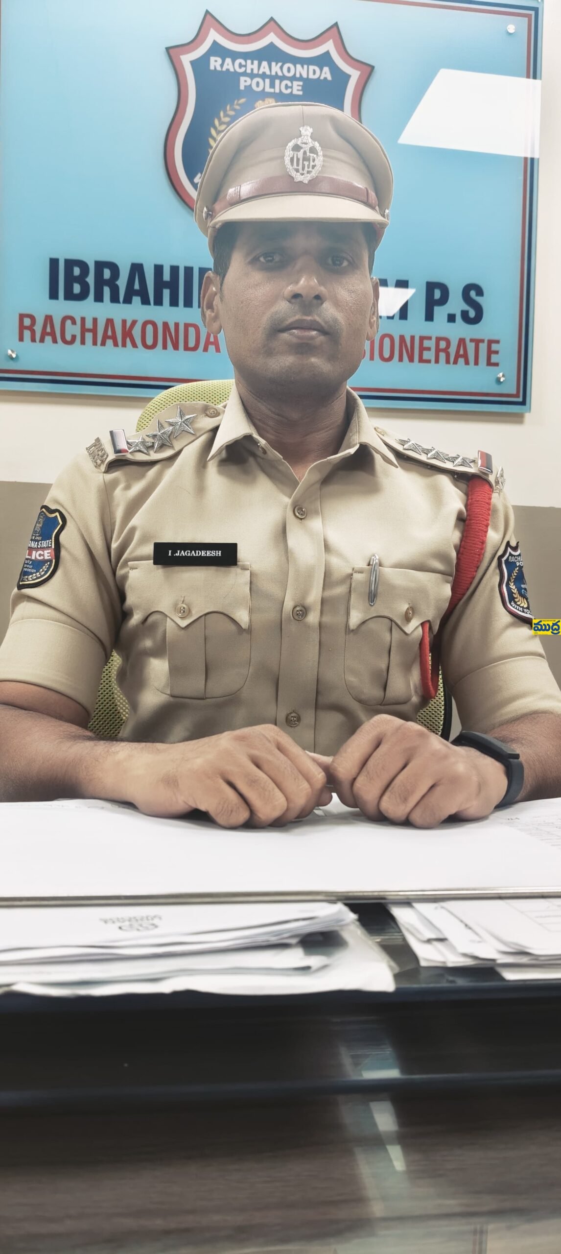 విద్యార్థిని నిర్బంధించిన నలుగురిపై కేసు కేసు