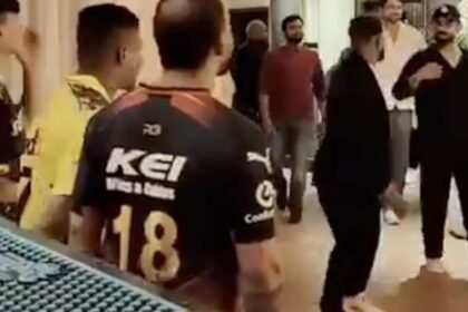 విరాట్ కోహ్లీ తన రెస్టారెంట్‌లో సిఎస్‌కె జెర్సీని ధరించిన ఎంఎస్ ధోని అభిమానిని గుర్తించారు. ఇది తరువాత జరుగుతుంది