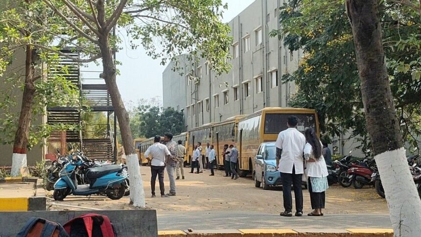 విశాఖపట్నంలో తీవ్ర విషాదం .. కాలేజీ కాలేజీ భ‌వ‌నం పైనుంచి దూకిన విద్యార్థి విద్యార్థి .. అక్క‌డిక‌క్క‌డే అక్క‌డిక‌క్క‌డే అక్క‌డిక‌క్క‌డే అక్క‌డిక‌క్క‌డే