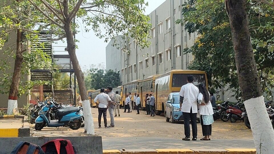విశాఖపట్నంలో తీవ్ర విషాదం .. కాలేజీ కాలేజీ భ‌వ‌నం పైనుంచి దూకిన విద్యార్థి విద్యార్థి .. అక్క‌డిక‌క్క‌డే అక్క‌డిక‌క్క‌డే అక్క‌డిక‌క్క‌డే అక్క‌డిక‌క్క‌డే