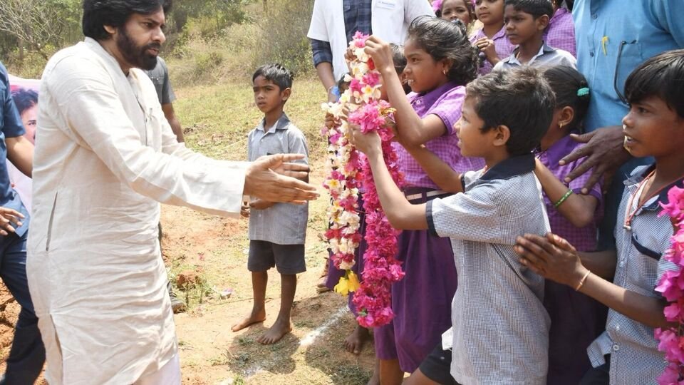 విశాఖలో పవన్ పర్యటనతో ట్రాఫిక్ జామ్‌.. జేఈఈ మెయిన్స్‌ పరీక్షకు దూరమైన విద్యార్థులు-traffic jam due to pawans visit in visakhapatnam students miss jee mains exam ,ఆంధ్ర ప్రదేశ్ న్యూస్