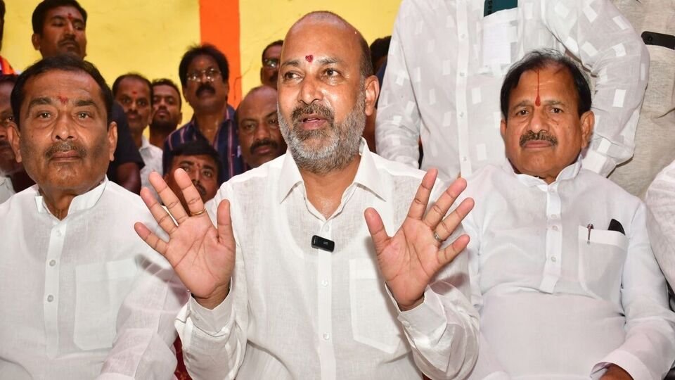 విష సర్పాల కంటే కంటే డేంజర్ పార్టీ- ఎంఐఎం- ఎంఐఎం, కాంగ్రెస్ కాంగ్రెస్ కేంద్ర మంత్రి బండి సంజయ్ సంజయ్ సంజయ్