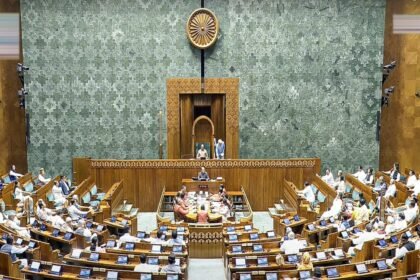 వేక్ఫ్ బిల్, వేడి చర్చల తరువాత పార్లమెంటు చేత క్లియర్ చేయబడింది, ఇది అధ్యక్షుడి ఆమోదం పొందుతుంది