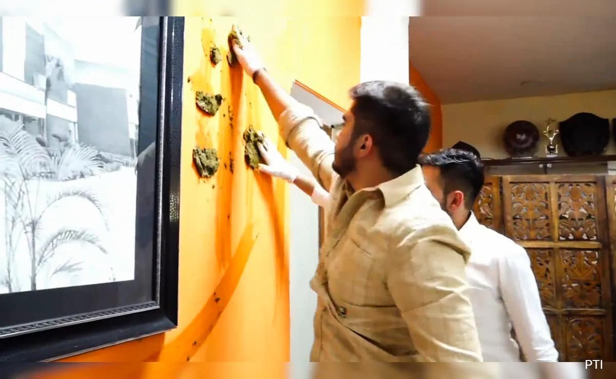 వైరల్ ఆవు పేడ వీడియో తర్వాత Delhi ిల్లీ కాలేజ్ ప్రిన్సిపాల్ కార్యాలయం లోపభూయిష్టంగా ఉంది