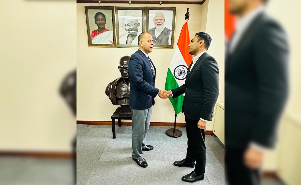 షాంఘై కాన్సుల్ జనరల్ ప్రాటిక్ మాథుర్ కరణ్ అదానీని కలుస్తాడు, కీలకమైన వృద్ధి ప్రాంతాలను చర్చిస్తాడు
