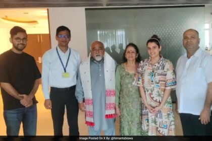 హిమాంటా శర్మ ఛార్జర్‌ను ఫ్లైట్ ప్యాసింజర్‌కు తిరిగి ఇస్తాడు, అతనికి ఒక గామోచా బహుమతిగా ఇస్తాడు