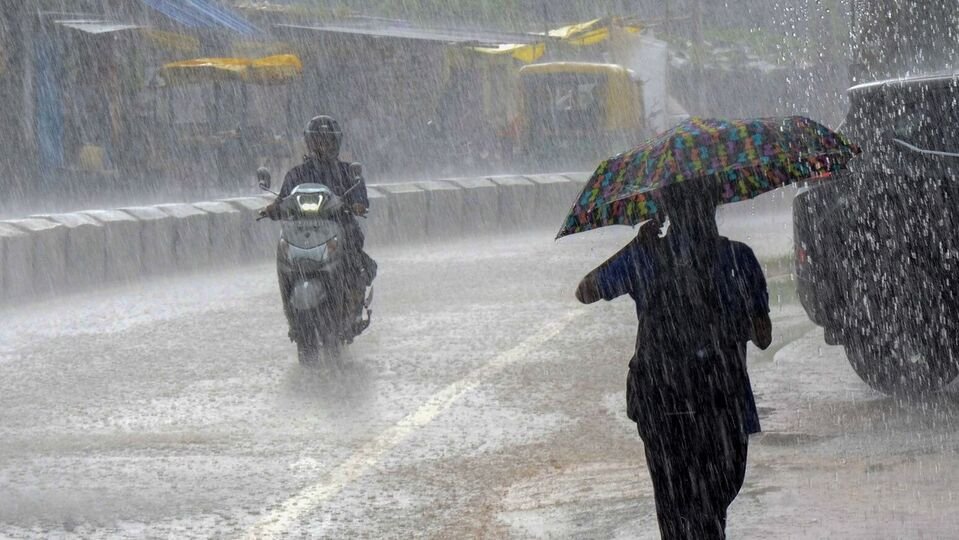 హైదరాబాద్ లో ఈదురుగాలులతో కూడిన భారీ వర్షం
