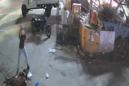 హైదరాబాద్ వ్యక్తి గర్భిణీ భార్యపై ఇటుకతో బహిరంగంగా దాడి చేస్తాడు