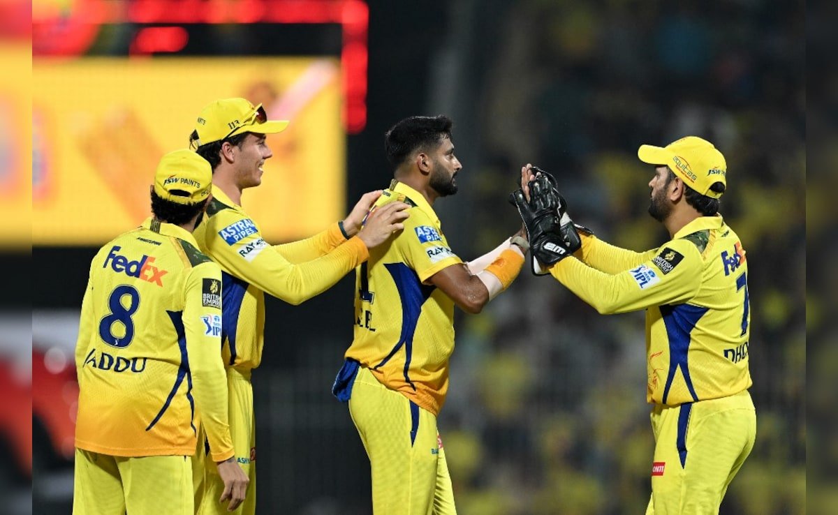 1 ఓవర్లో 33 పరుగులు: సిఎస్‌కె కోచ్ ఎంఎస్ ధోని 19 వ ఓవర్లో ఖలీల్ అహ్మద్ వర్సెస్ ఆర్‌సిబితో ఎందుకు వెళ్ళాడో వివరించాడు