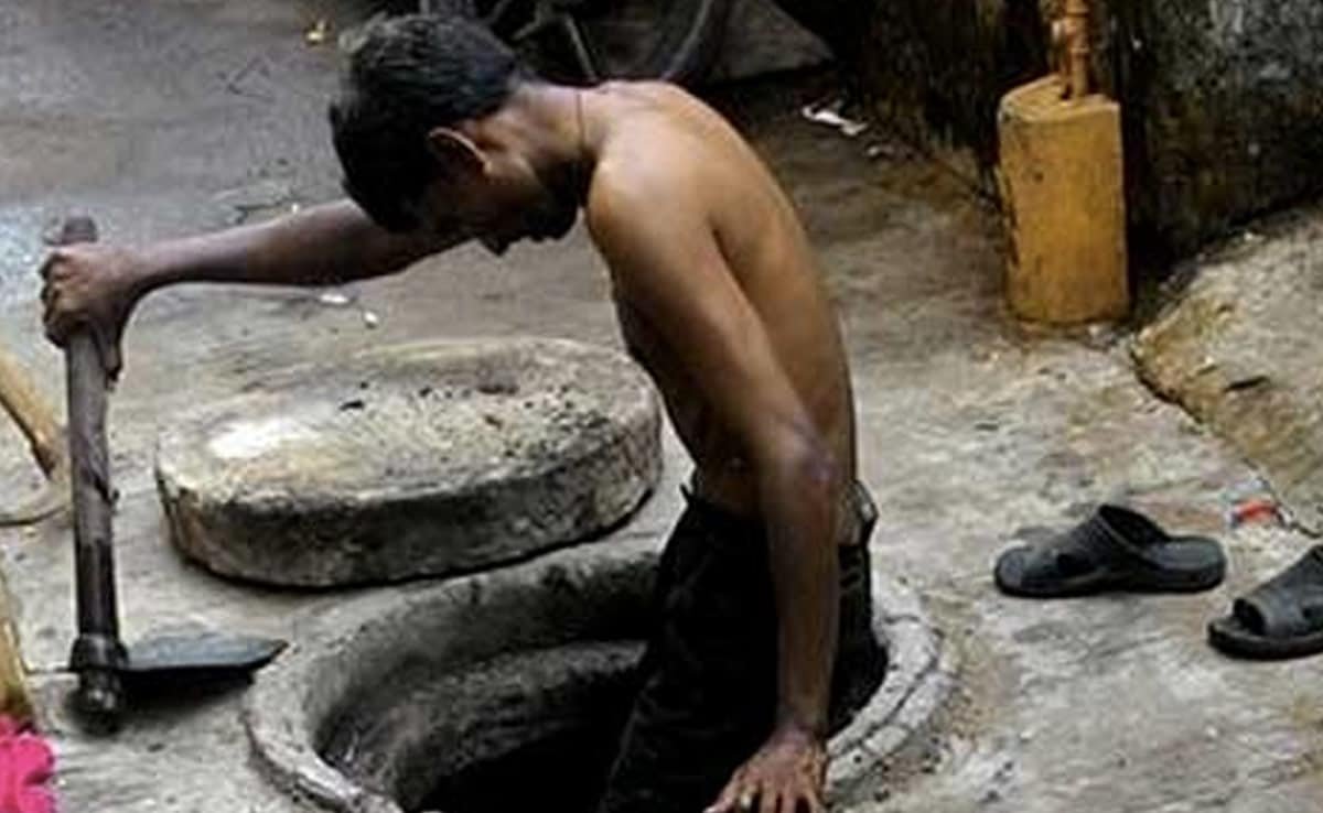 Delhi ిల్లీలో దాదాపు 4,000 మాన్యువల్ స్కావెంజర్లు రుతుపవనాల కంటే పిపిఇ కిట్లను స్వీకరించడానికి