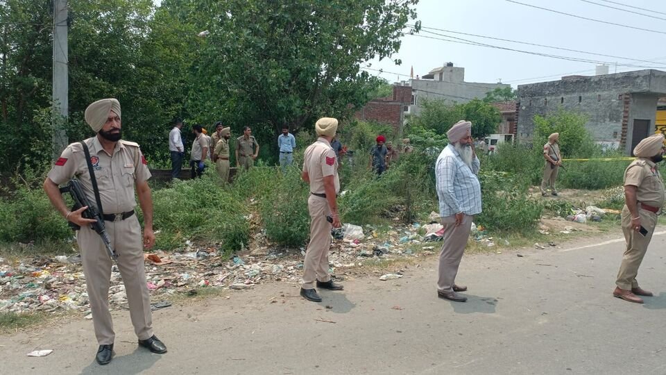 అమృత్ సర్ సర్ లో అనుమానాస్పద బబ్బర్ ఖల్సా ఉగ్రవాది చేతిలో పేలిన బాంబు; తెగిపడిన చేతులు- అనుమానాస్పద బబ్బర్ ఖల్సా ఉగ్రవాది అమృత్సర్ దర్యాప్తులో పేలుడులో చంపబడ్డాడు,