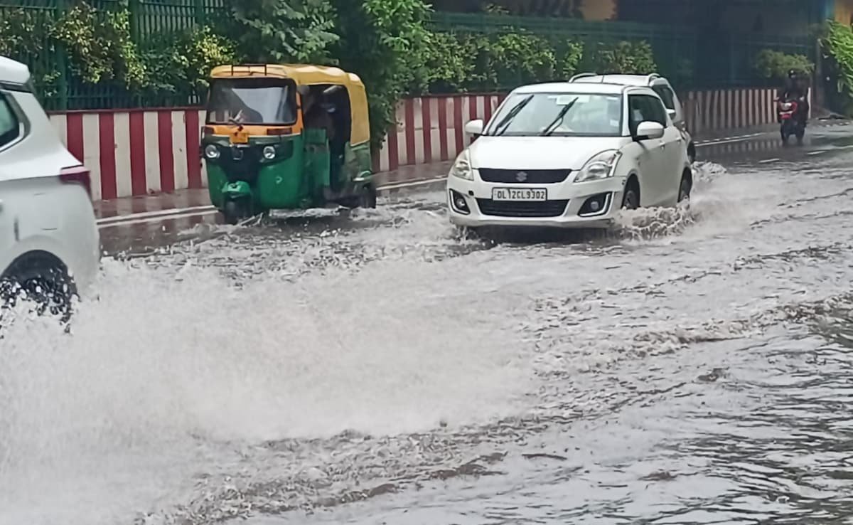 ఈ రోజు 2 గంటల అనాలోచిత వర్షం తర్వాత Delhi ిల్లీ ఎలా నిలిచిపోయింది