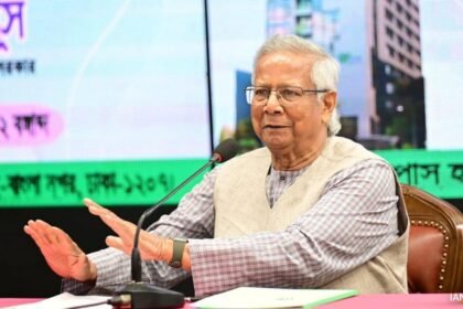 ఎన్నికలను నిర్వహించడానికి ఒత్తిడిలో, యూనస్ రాజకీయ పార్టీలతో కలుస్తాడు