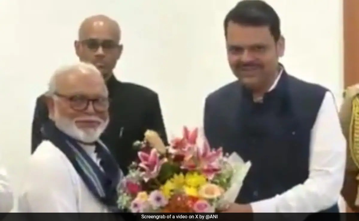 ఎన్‌సిపికి చెందిన ఛగన్ భుజ్బాల్ మహారాష్ట్ర మంత్రిగా ప్రమాణం చేస్తాడు