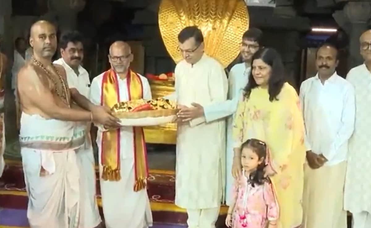 ఎల్‌ఎస్‌జి యజమాని సంజీవ్ గోయెంకా తిరుపతి తిరుమాలా వద్ద ప్రార్థనలు ఇస్తాడు