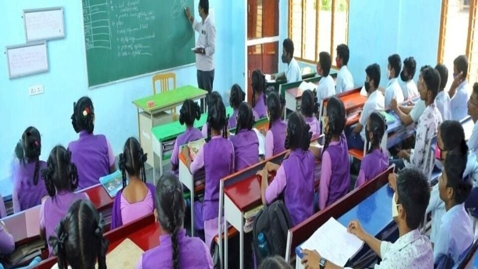 ఏపీలో 9 రకాలుగా ప్రభుత్వ ప్రభుత్వ పాఠశాలల విభజన .. మెగా డిఎస్సీలో 3 వేల పోస్టులు పోస్టులు తగ్గుతాయని తగ్గుతాయని ..