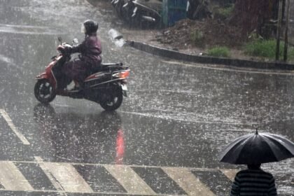 ఒకవైపు ఒకవైపు వర్షాలు వర్షాలు, మరోవైపు మరోవైపు ఎండలు ఎండలు ..