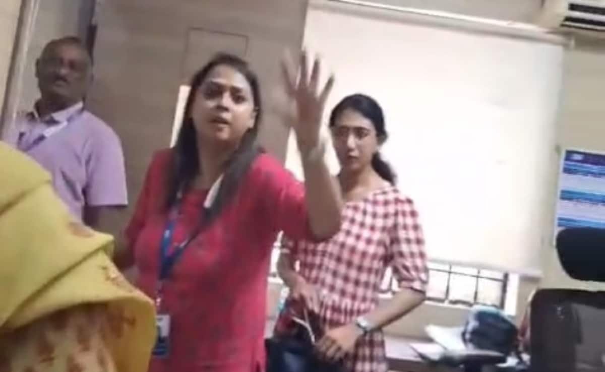కన్నడలో మాట్లాడటానికి నిరాకరించినందుకు మోహండస్ పై ఎస్బిఐ మేనేజర్‌ను స్లామ్ చేశాడు